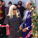 3. juni: Kronprins Haakon åpner Hans Nielsen Hauges besøkssenter og jubileumsutstillingen i anledning 250-årsjubileet for Haugs fødsel. Kronprinsparet klipper snoren til det nye besøkssenteret. Foto: Lise Åserud / NTB